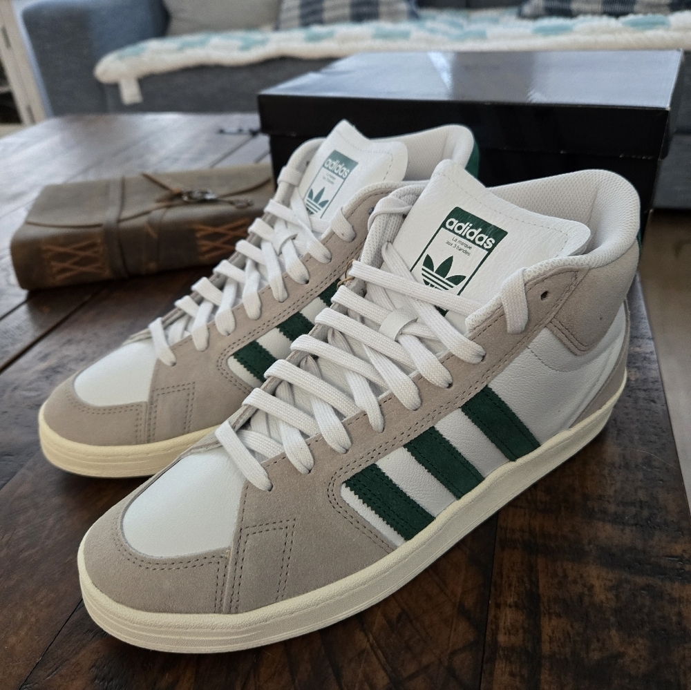 Adidas Superskate sneakers. Clear Granite / Collegiate Green / Crystal White. Si